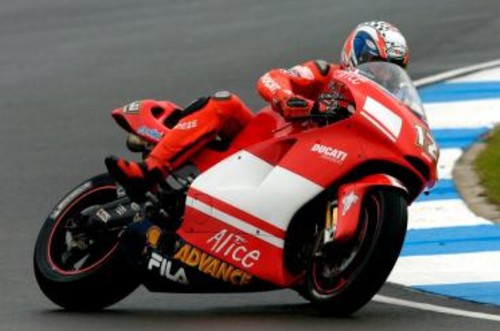 Derapata di Troy Bayliss con la Ducati nel mondiale MotoGp